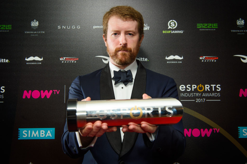 Duncan Thorin Shields with the Esports Journalist of the Year award 1510653824