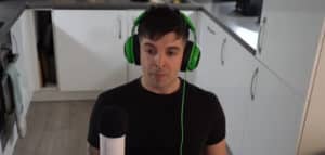Gross Gore green headphones