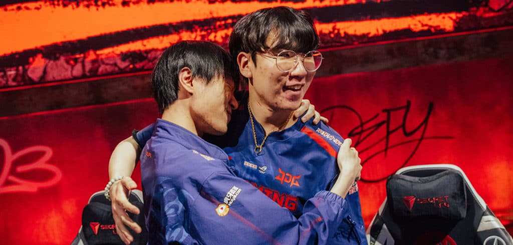 JDG Knight and Ruler embrace at MSI 2023 London