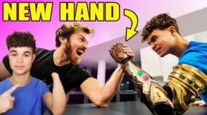 Bionic arm made for one-handed UK Naraka Bladepoint player JesseLHV