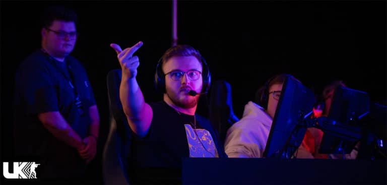 Smooya middle finger at EpicLAN 41