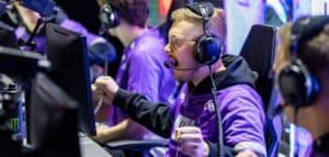 Image of UK Call of Duty playre Jamie 'Insight' Craven holding fists out to teammates