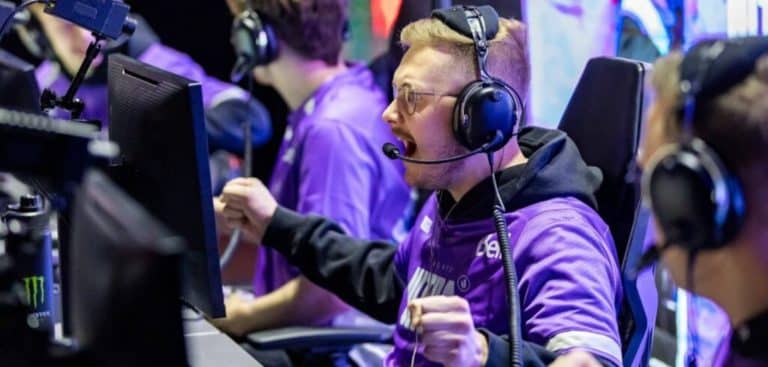 Image of UK Call of Duty playre Jamie 'Insight' Craven holding fists out to teammates