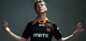 Fnatic Red Bull partnership - Boaster shows off jersey