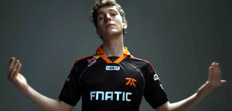 Fnatic Red Bull partnership - Boaster shows off jersey