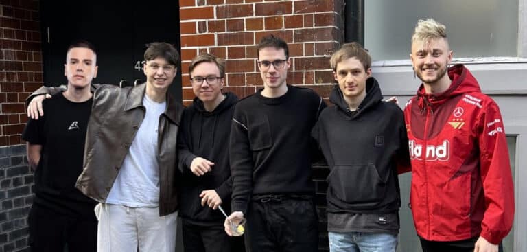 Los Ratones GiantX scrims - team pictured with cardboard cutout of Velja