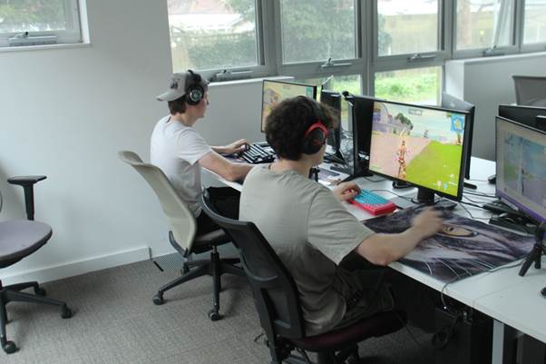 Sven and Tom playing during the fundraiser stream for the Chi Uni 2025 CyberShowdown esports event