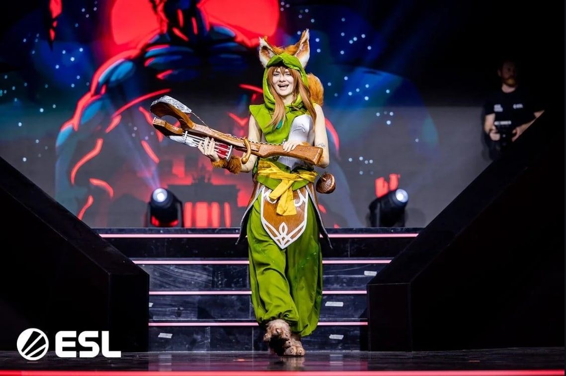 UK Dota 2 cosplay personality Peachybell passes