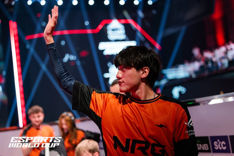 Pro player iiTzTimmy waves goodbye to the ALGS crows as he retires, kickstarting Apex Legends roster changes