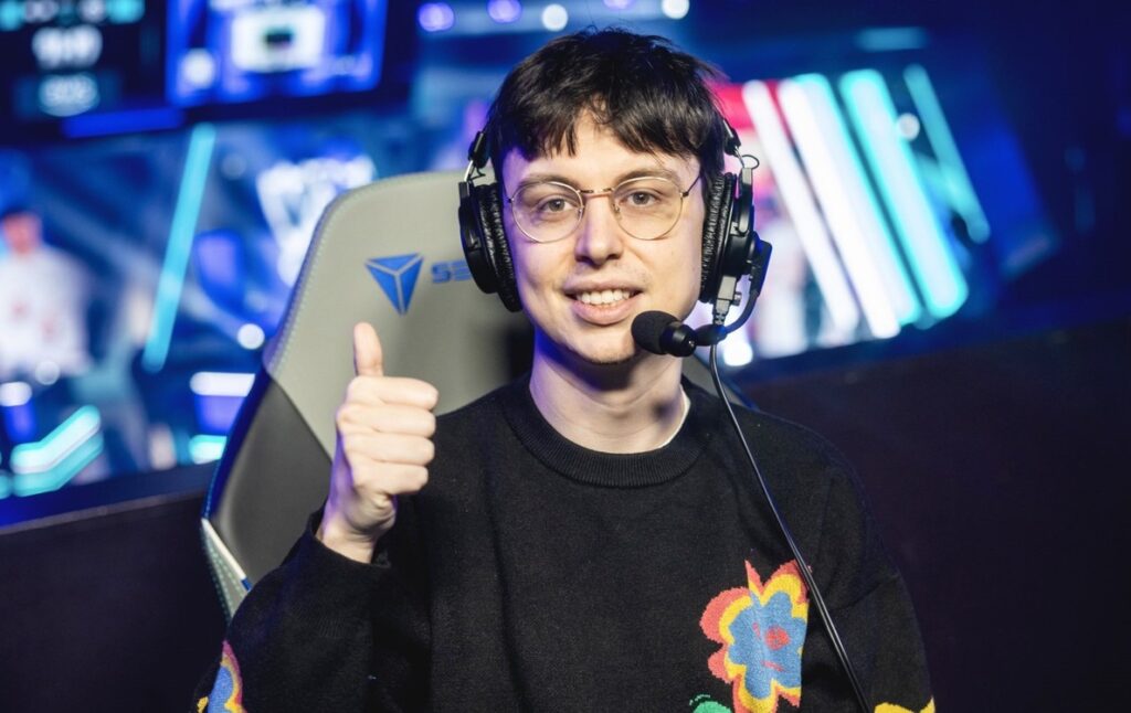 Caedrel pictured giving a thumbs up to the camera