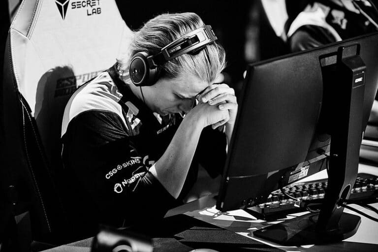 NAVI player sits head in hands after instant elimination from CS2 at EWC 2025 tournament