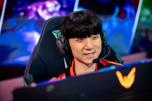 Fnatic sweep GIANTX to keep LoL Worlds dream alive