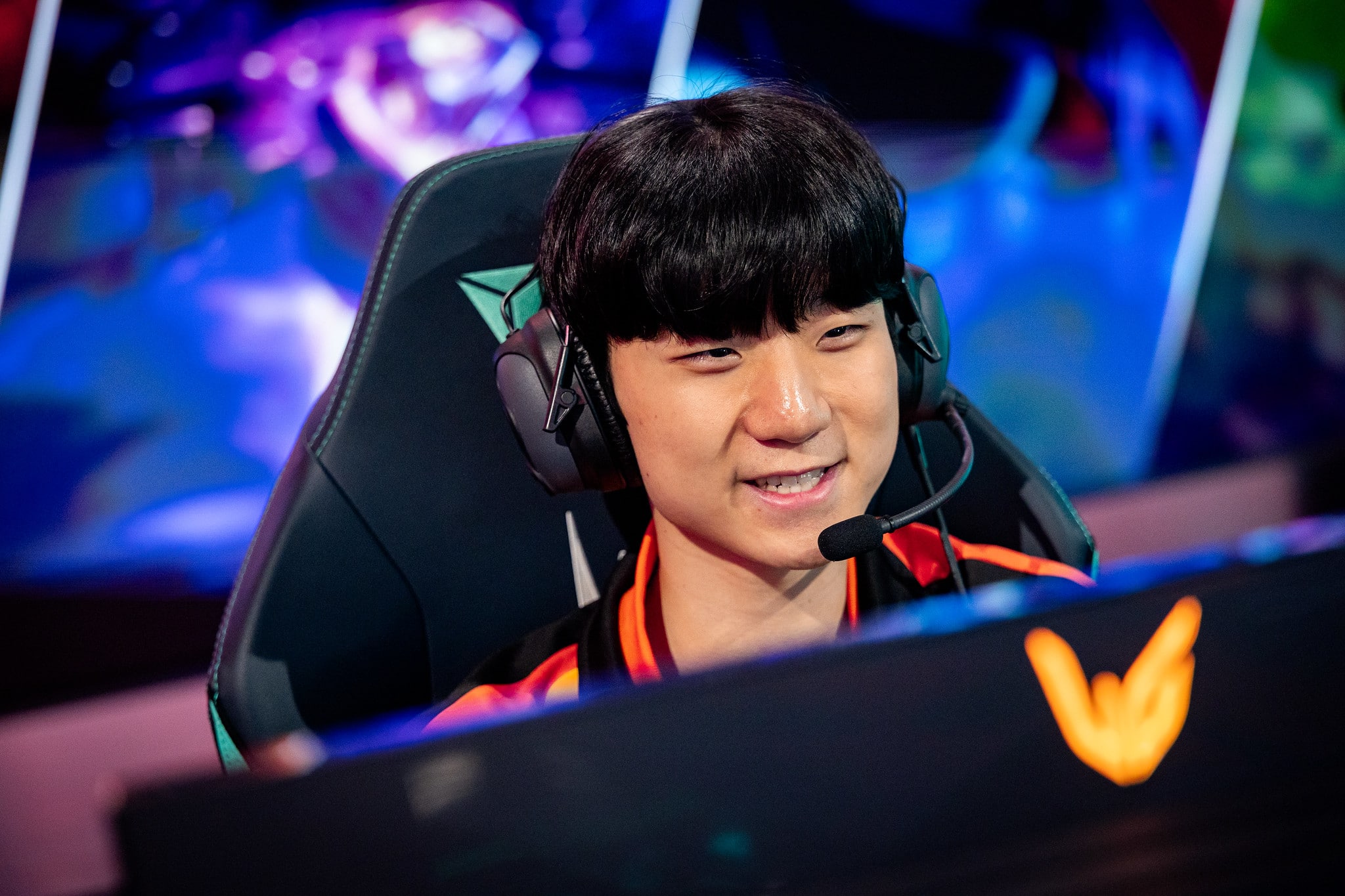 Fnatic sweep GIANTX to keep LoL Worlds dream alive