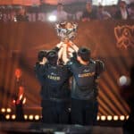 T1 Gumayusi lifts trophy with team at 2025 World Championship